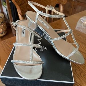 Nina NWOT Silver Metallic wedge sandals